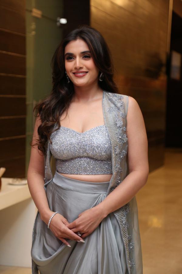 divyansha-kaushik-stills-4-11.jpg