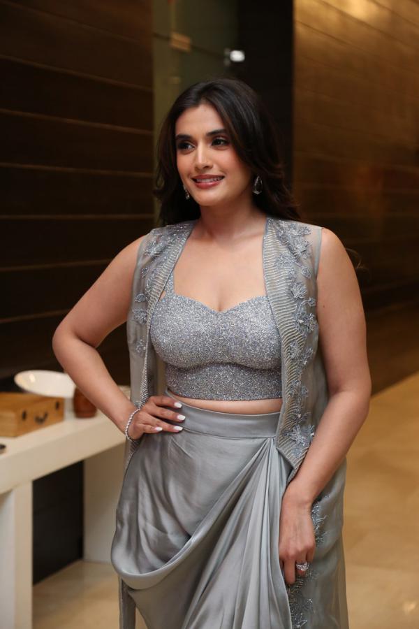 divyansha-kaushik-stills-4-14.jpg