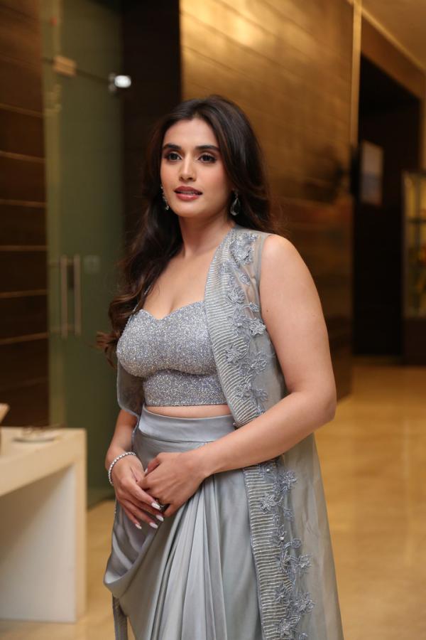divyansha-kaushik-stills-4-8.jpg