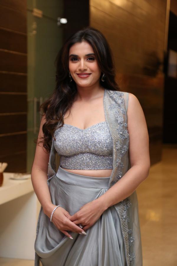 divyansha-kaushik-stills-4-9.jpg