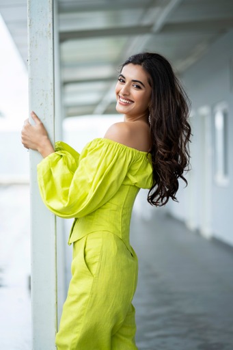 divyansha-kaushik-stills-4.jpg