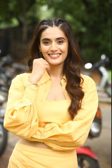 divyansha-kousik-stills-2.jpg