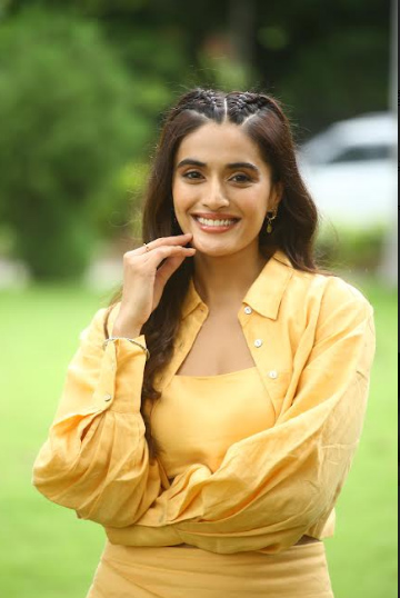 divyansha-kousik-stills-3.jpg