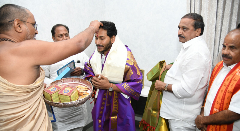 endowment-minister-invites-cm-ys-jagan-for-sri-lakshmi-maha-yagnam-4.jpg