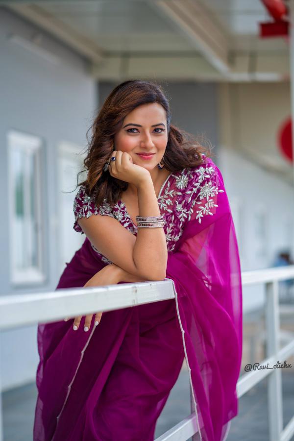 esha-chawla-stills-17.jpg