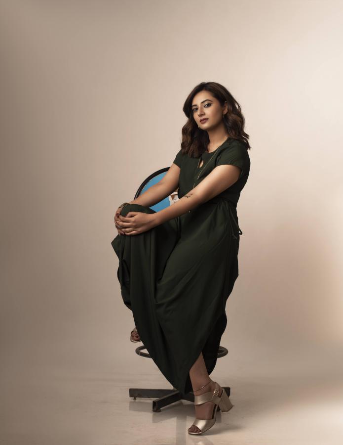 esha-chawla-stills-4.jpg