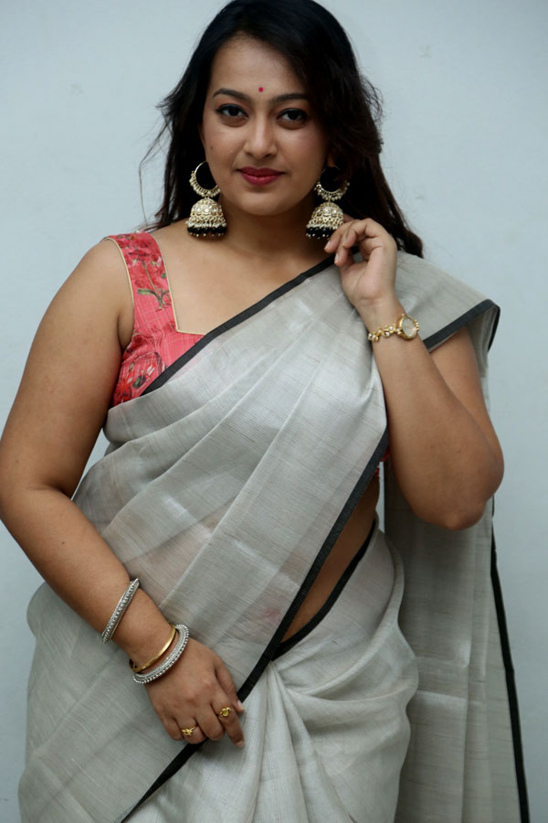 ester-noronha-stills-11.jpg