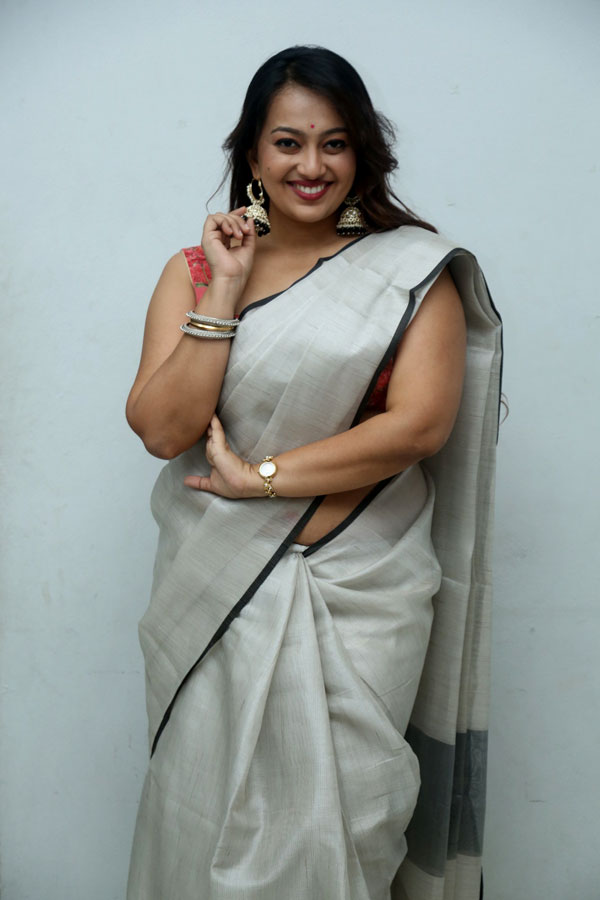 ester-noronha-stills-13.jpg