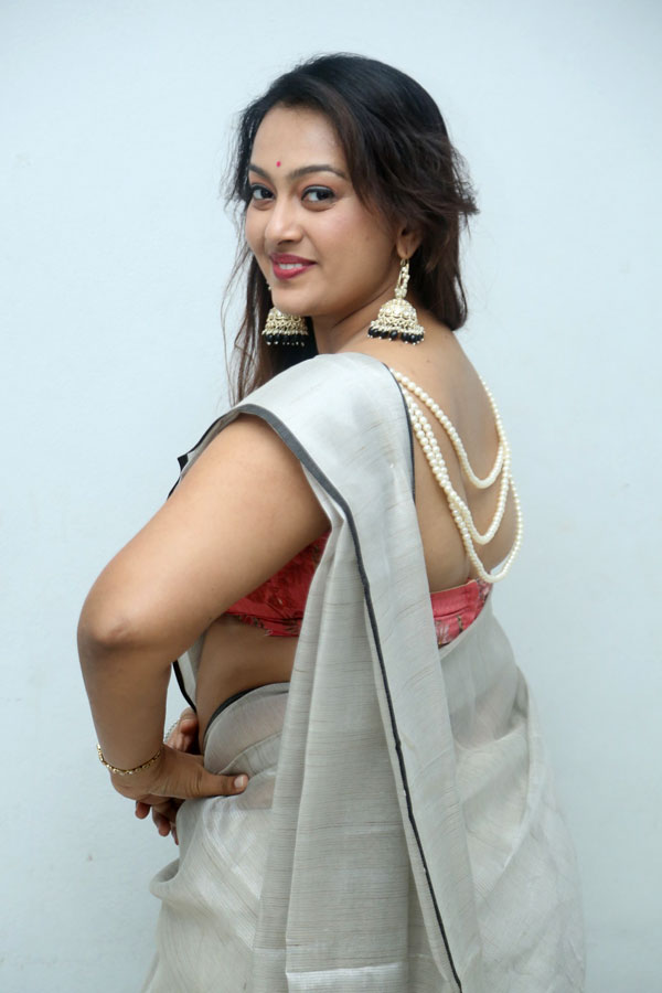 ester-noronha-stills-14.jpg