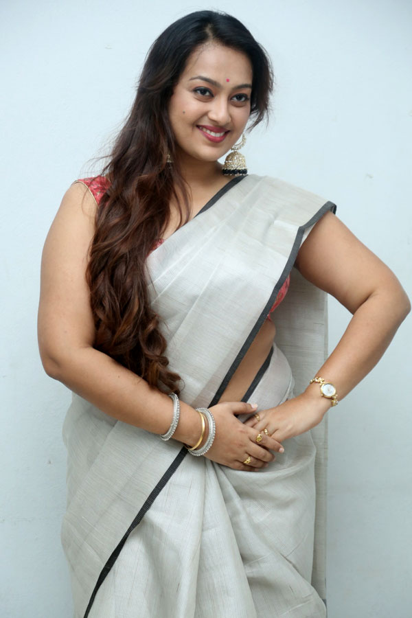 ester-noronha-stills-15.jpg