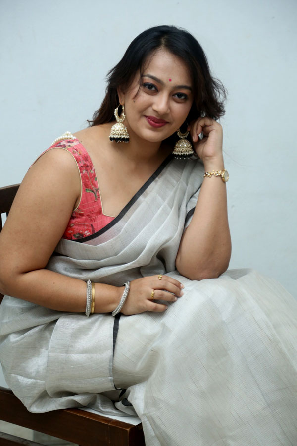 ester-noronha-stills-16.jpg