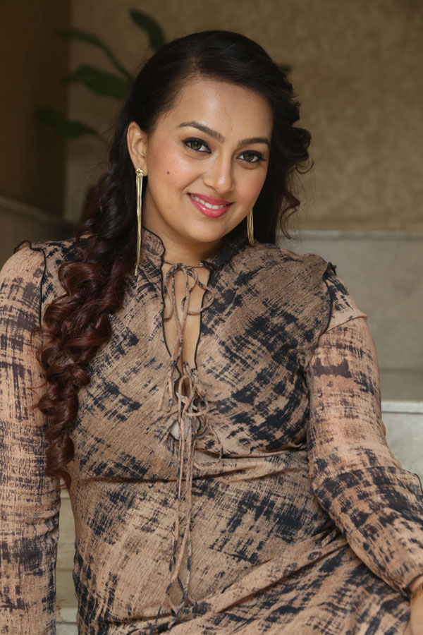 ester-noronha-stills-2-10.jpg
