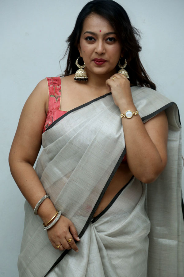 ester-noronha-stills-5.jpg