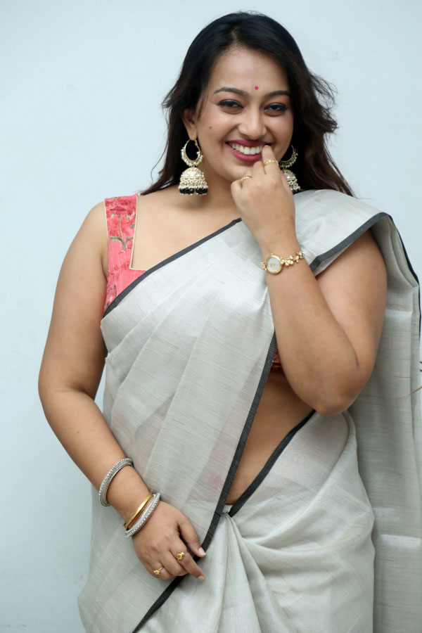 ester-noronha-stills-7.jpg