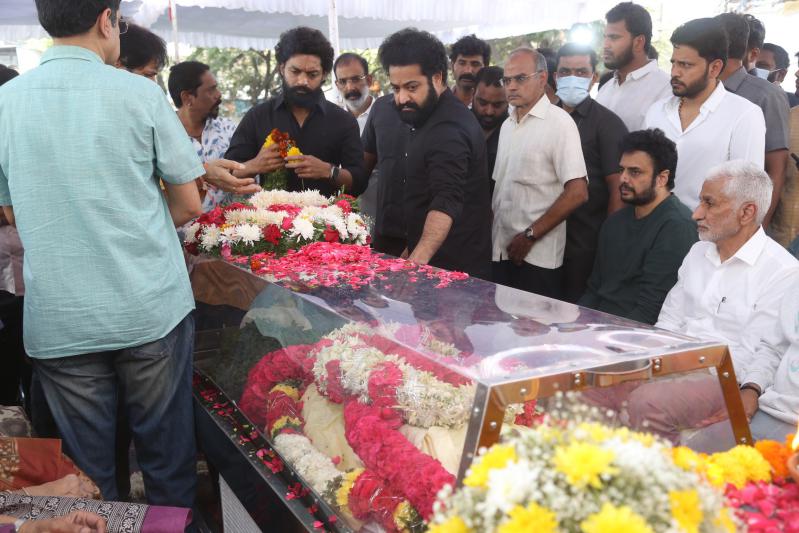 Family Members & Celebs Pay Final Respect to TarakaRathna