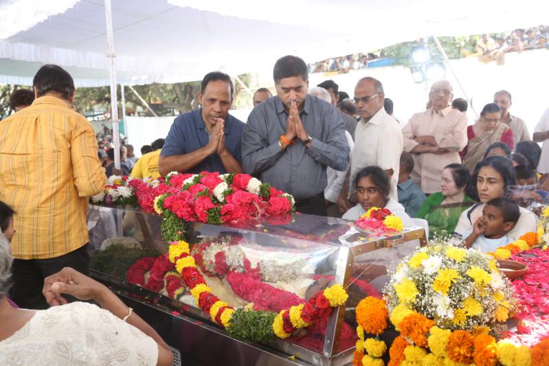 family-members-celebs-pay-final-respect-to-tarakarathna-10.jpg