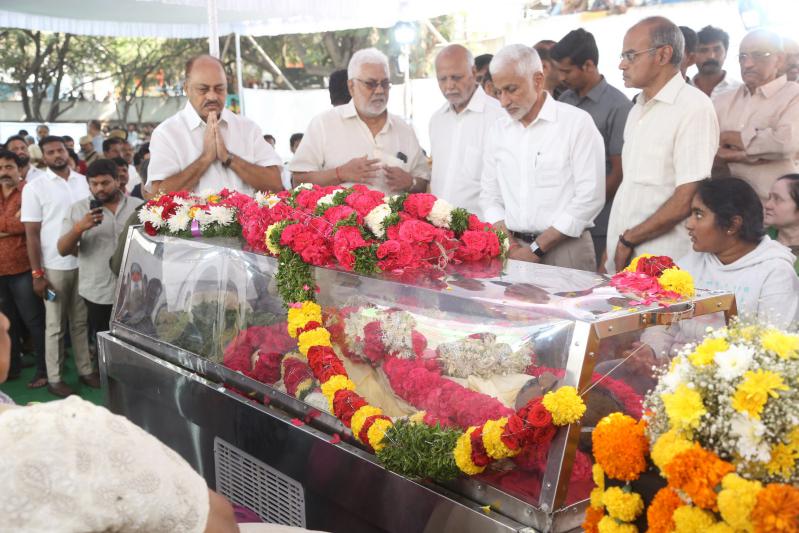 family-members-celebs-pay-final-respect-to-tarakarathna-11.jpg