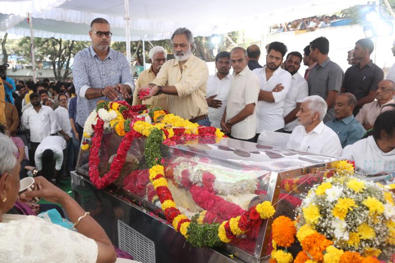 family-members-celebs-pay-final-respect-to-tarakarathna-12.jpg