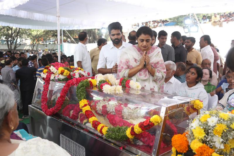 family-members-celebs-pay-final-respect-to-tarakarathna-14.jpg