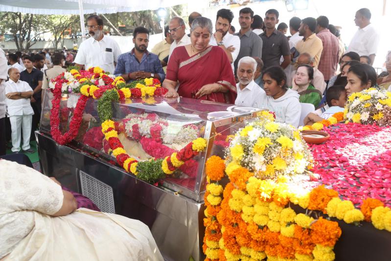 family-members-celebs-pay-final-respect-to-tarakarathna-15.jpg