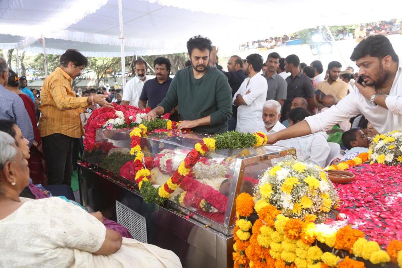 family-members-celebs-pay-final-respect-to-tarakarathna-16.jpg