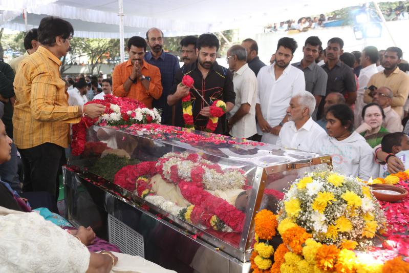 family-members-celebs-pay-final-respect-to-tarakarathna-18.jpg