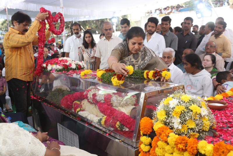 family-members-celebs-pay-final-respect-to-tarakarathna-19.jpg