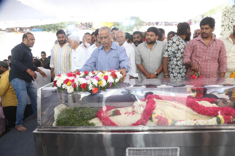 family-members-celebs-pay-final-respect-to-tarakarathna-2.jpg