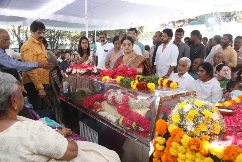 family-members-celebs-pay-final-respect-to-tarakarathna-20.jpg