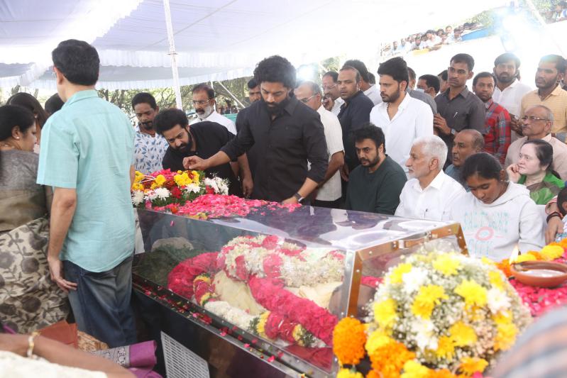 family-members-celebs-pay-final-respect-to-tarakarathna-24.jpg