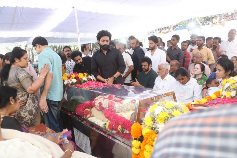 family-members-celebs-pay-final-respect-to-tarakarathna-25.jpg