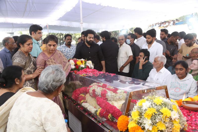 family-members-celebs-pay-final-respect-to-tarakarathna-26.jpg