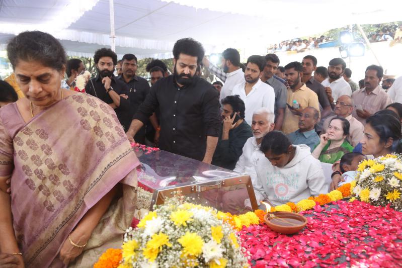 family-members-celebs-pay-final-respect-to-tarakarathna-27.jpg