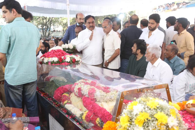 family-members-celebs-pay-final-respect-to-tarakarathna-28.jpg