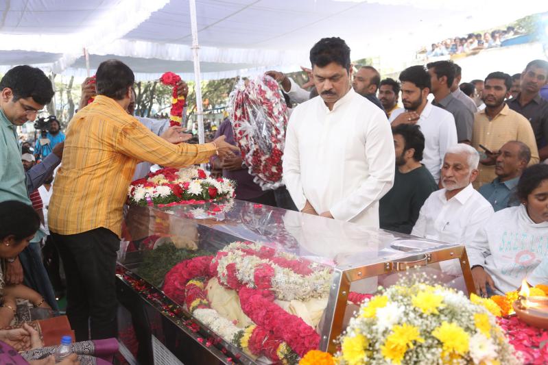 family-members-celebs-pay-final-respect-to-tarakarathna-29.jpg