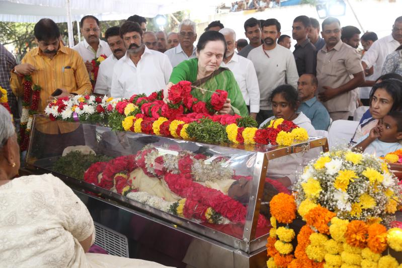 family-members-celebs-pay-final-respect-to-tarakarathna-3.jpg