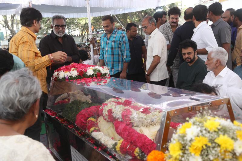 family-members-celebs-pay-final-respect-to-tarakarathna-30.jpg