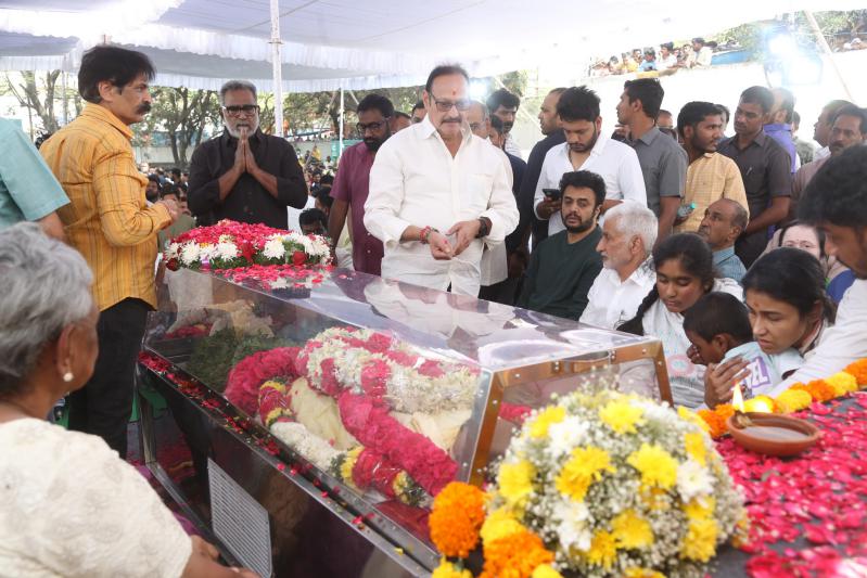family-members-celebs-pay-final-respect-to-tarakarathna-31.jpg