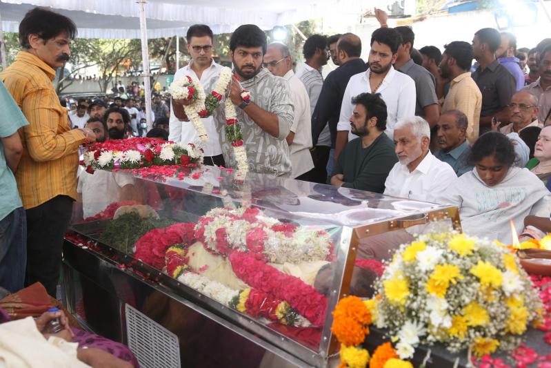 family-members-celebs-pay-final-respect-to-tarakarathna-33.jpg