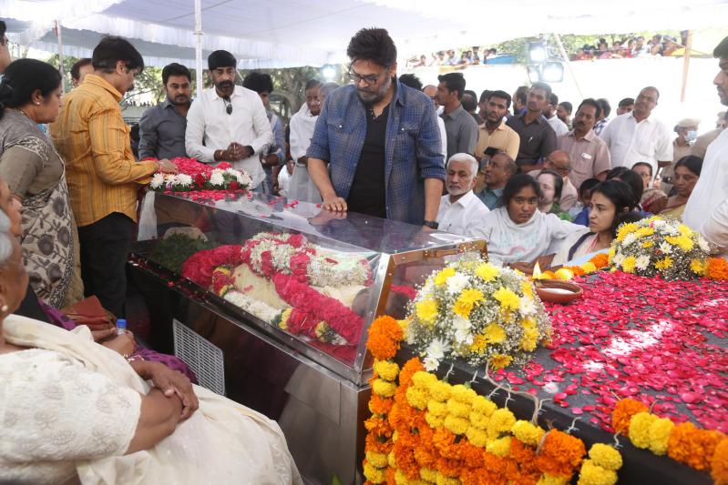 family-members-celebs-pay-final-respect-to-tarakarathna-34.jpg