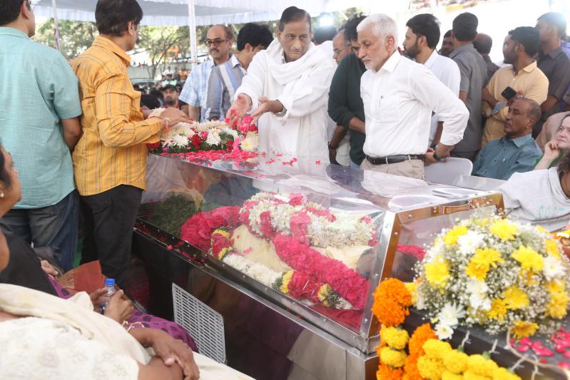 family-members-celebs-pay-final-respect-to-tarakarathna-35.jpg