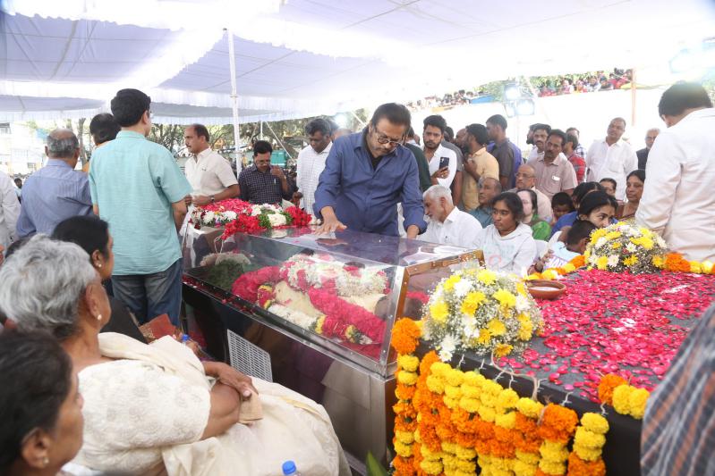 family-members-celebs-pay-final-respect-to-tarakarathna-36.jpg