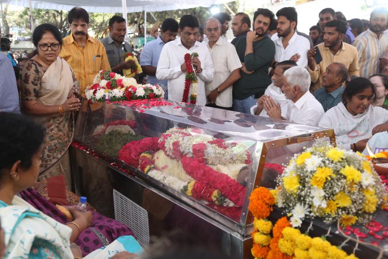 family-members-celebs-pay-final-respect-to-tarakarathna-37.jpg
