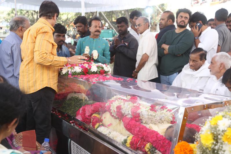 family-members-celebs-pay-final-respect-to-tarakarathna-38.jpg