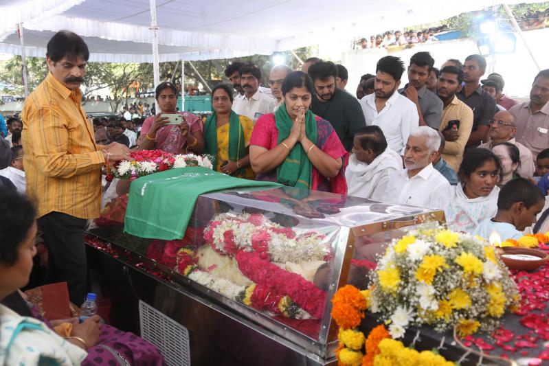 family-members-celebs-pay-final-respect-to-tarakarathna-39.jpg