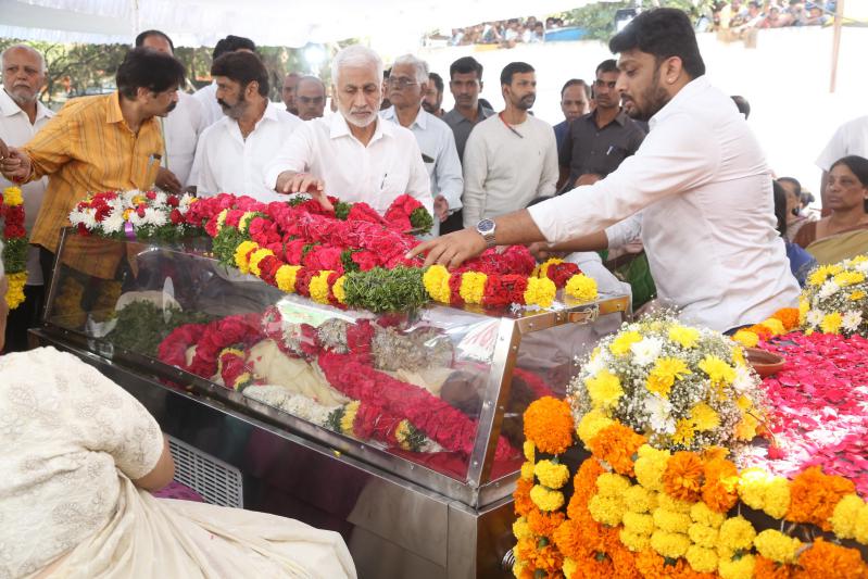 family-members-celebs-pay-final-respect-to-tarakarathna-4.jpg