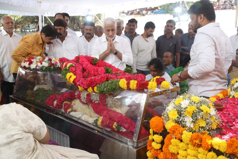 family-members-celebs-pay-final-respect-to-tarakarathna-5.jpg
