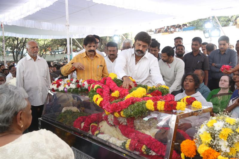 family-members-celebs-pay-final-respect-to-tarakarathna-6.jpg