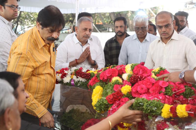 family-members-celebs-pay-final-respect-to-tarakarathna-7.jpg
