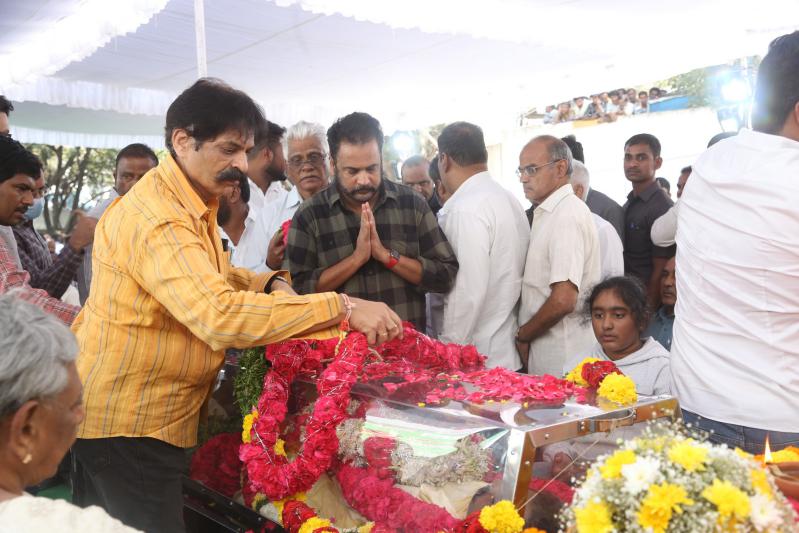 family-members-celebs-pay-final-respect-to-tarakarathna-8.jpg